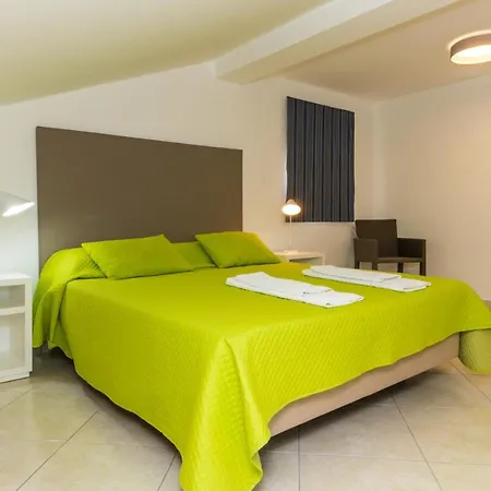 Golden Mare By Algarvemanta مانتا روتا